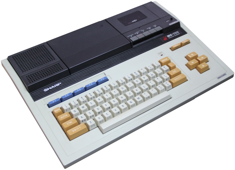 Bilde av verdens kuleste datamaskin i 1985, Sharp MX 721, og det var den kule versjonen,
                                    for den kom med kassettspiller, og det tok bare tre og et halvt minutt å laste inn
                                    programmeringsspråket BASIC med den.
